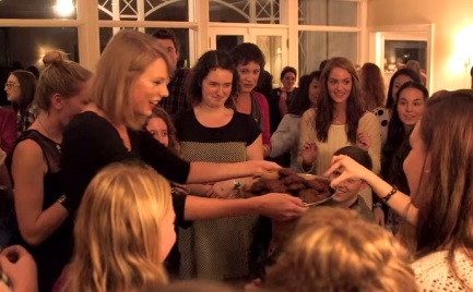 taylor-swift-and-her-fans-jpg.jpg
